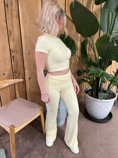 Shopping Addiction Leggings in Yellow