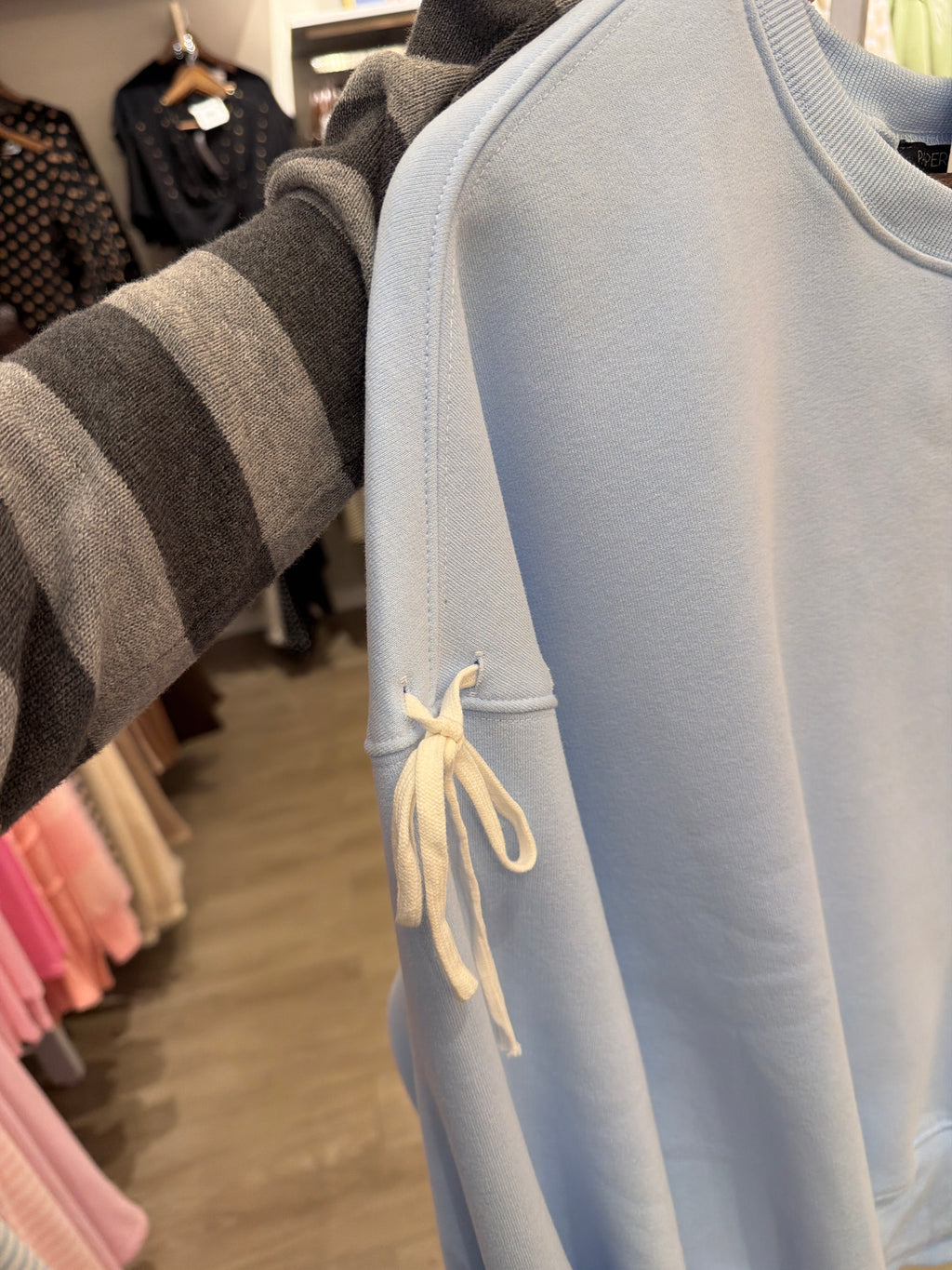 Ol’ Oversized Bowtie Crew in white/blue
